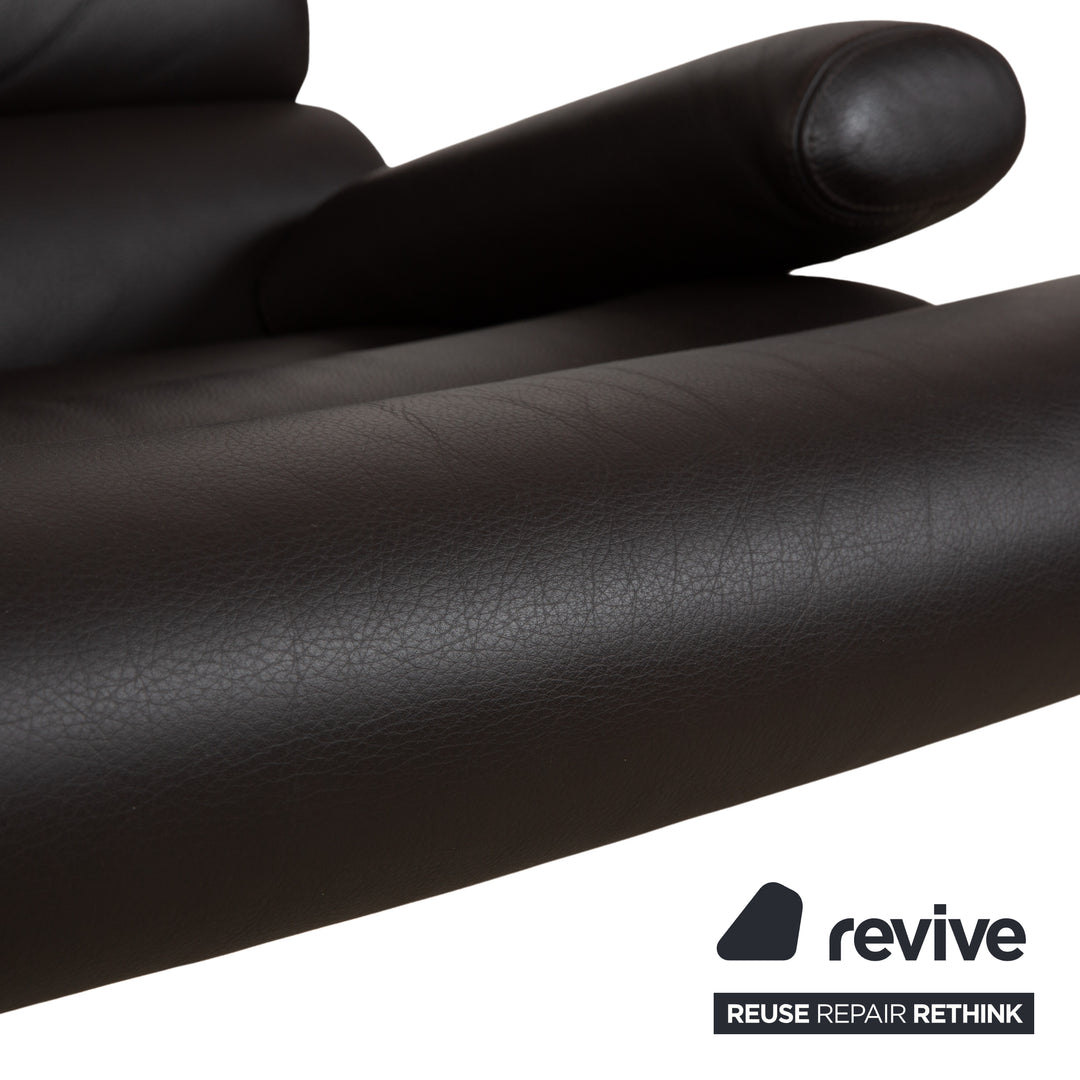 Fauteuil COR Sinus en cuir chromé marron avec accoudoirs et repose-pieds inclus.