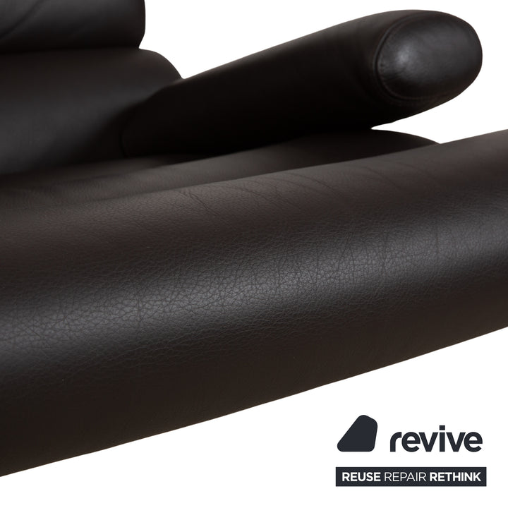 Fauteuil COR Sinus en cuir chromé marron avec accoudoirs et repose-pieds inclus.