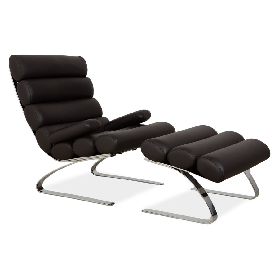 Fauteuil COR Sinus en cuir chromé marron avec accoudoirs et repose-pieds inclus.