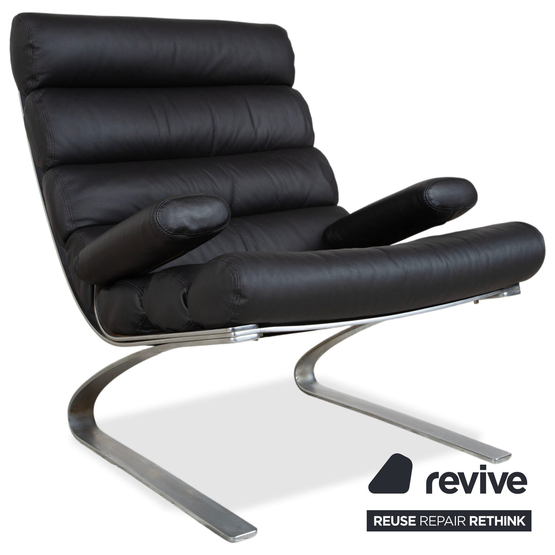 Fauteuil Cor Sinus cuir chromé noir avec pouf, piètement luge, retapissé