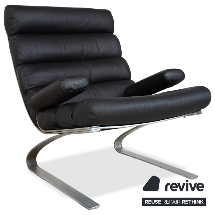 Fauteuil Cor Sinus cuir chromé noir avec pouf, piètement luge, retapissé