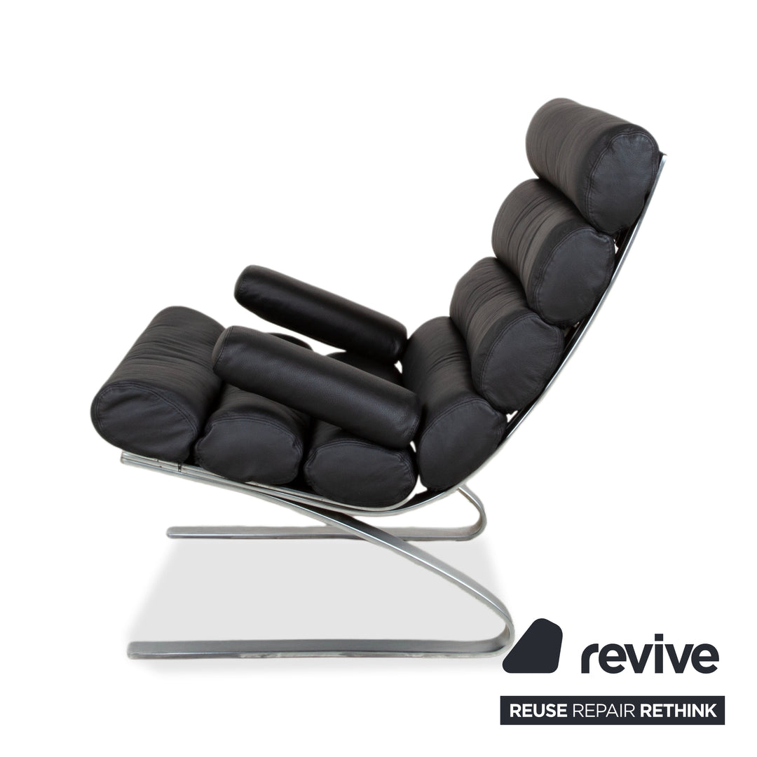 Fauteuil Cor Sinus cuir chromé noir avec pouf, piètement luge, retapissé