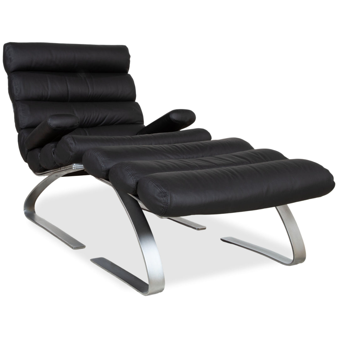 Fauteuil Cor Sinus cuir chromé noir avec pouf, piètement luge, retapissé