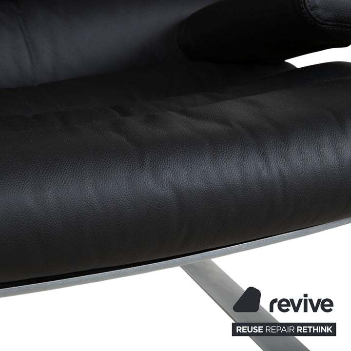 Fauteuil Cor Sinus cuir chromé noir avec pouf, piètement luge, retapissé