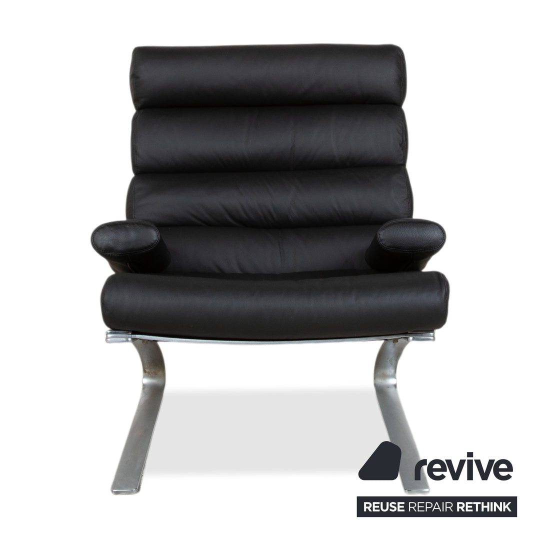 Fauteuil Cor Sinus cuir chromé noir avec pouf, piètement luge, retapissé