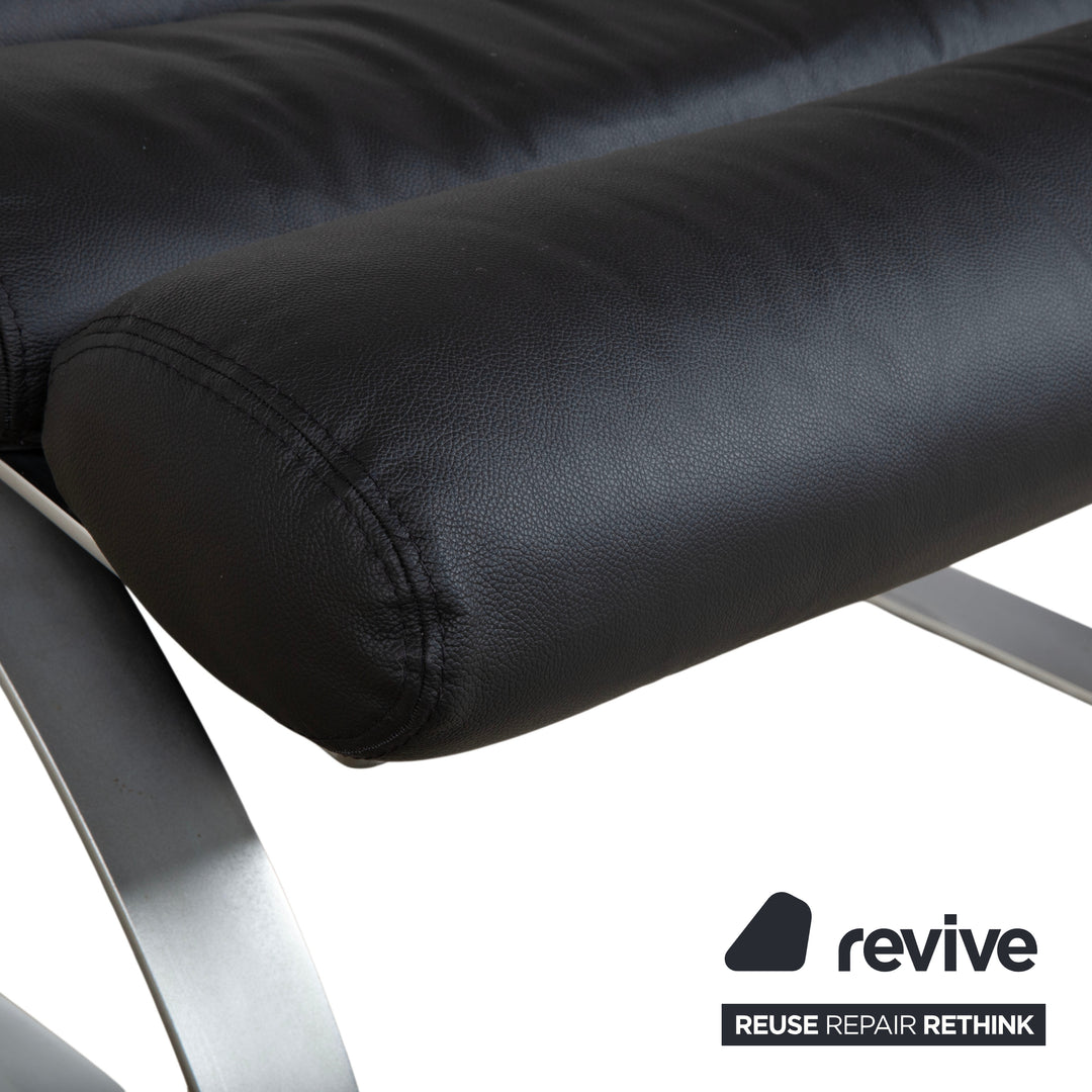 Fauteuil Cor Sinus cuir chromé noir avec pouf, piètement luge, retapissé