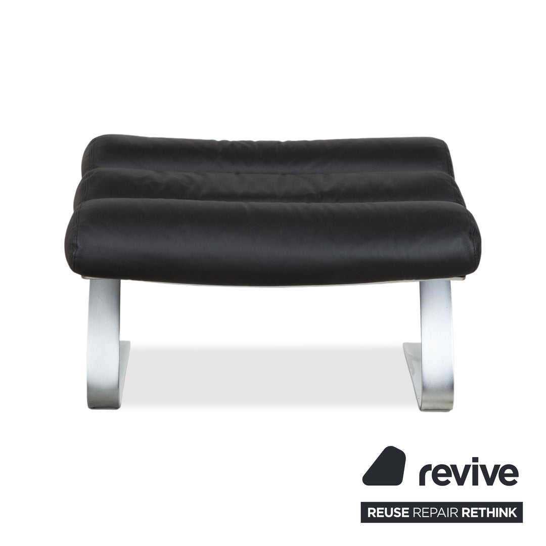 Fauteuil Cor Sinus cuir chromé noir avec pouf, piètement luge, retapissé
