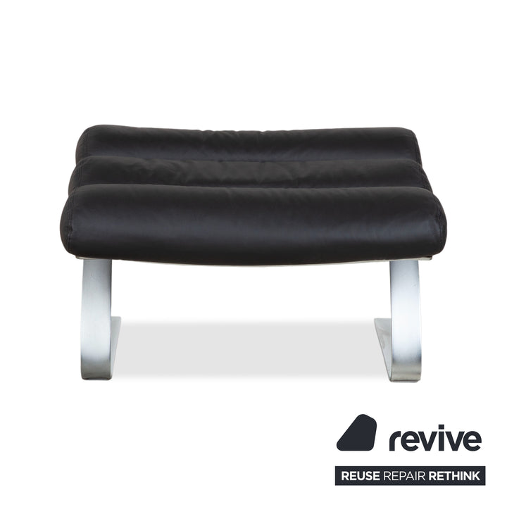 Fauteuil Cor Sinus cuir chromé noir avec pouf, piètement luge, retapissé
