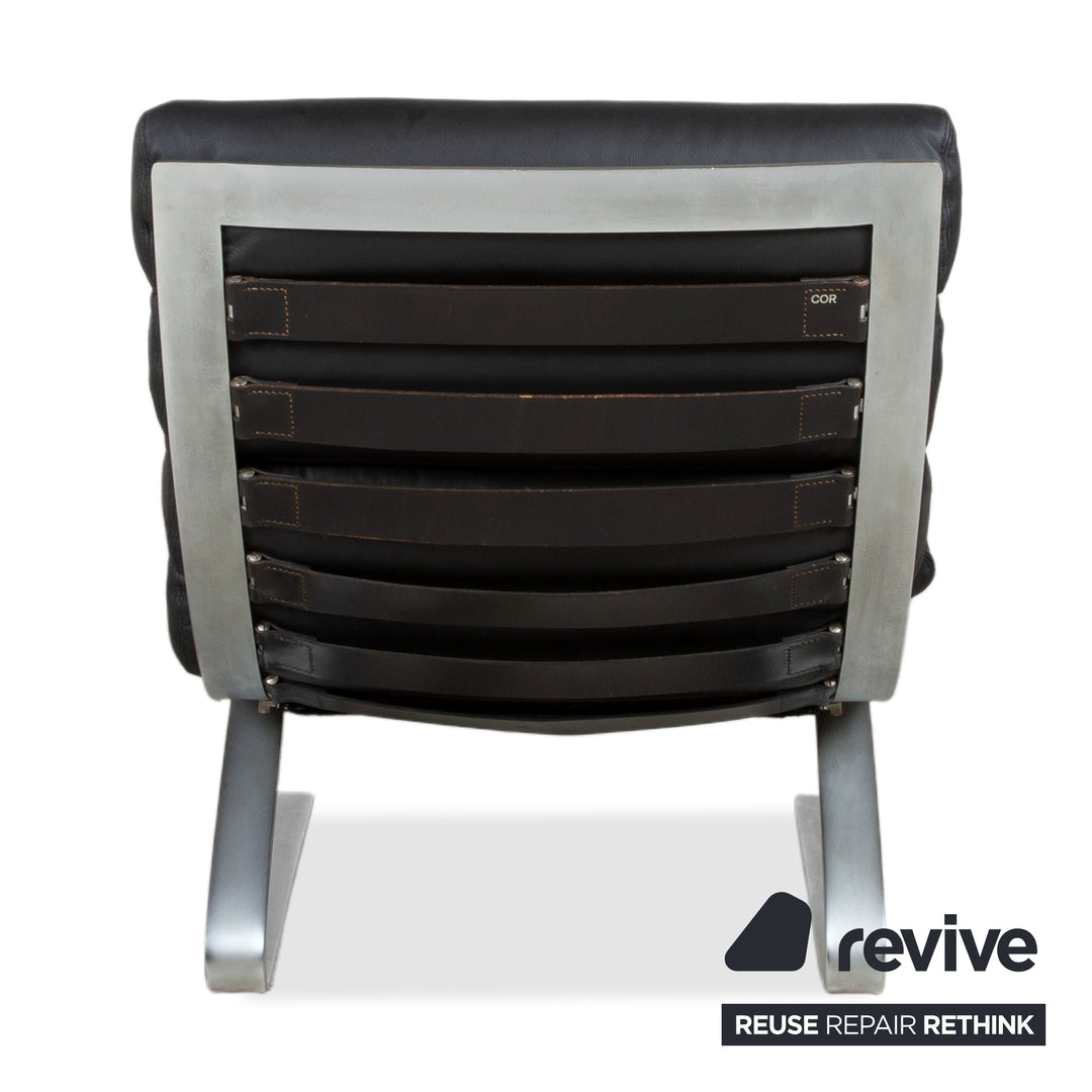 Fauteuil Cor Sinus cuir chromé noir avec pouf, piètement luge, retapissé