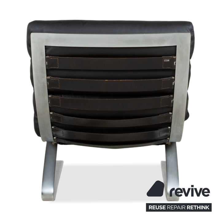 Fauteuil Cor Sinus cuir chromé noir avec pouf, piètement luge, retapissé