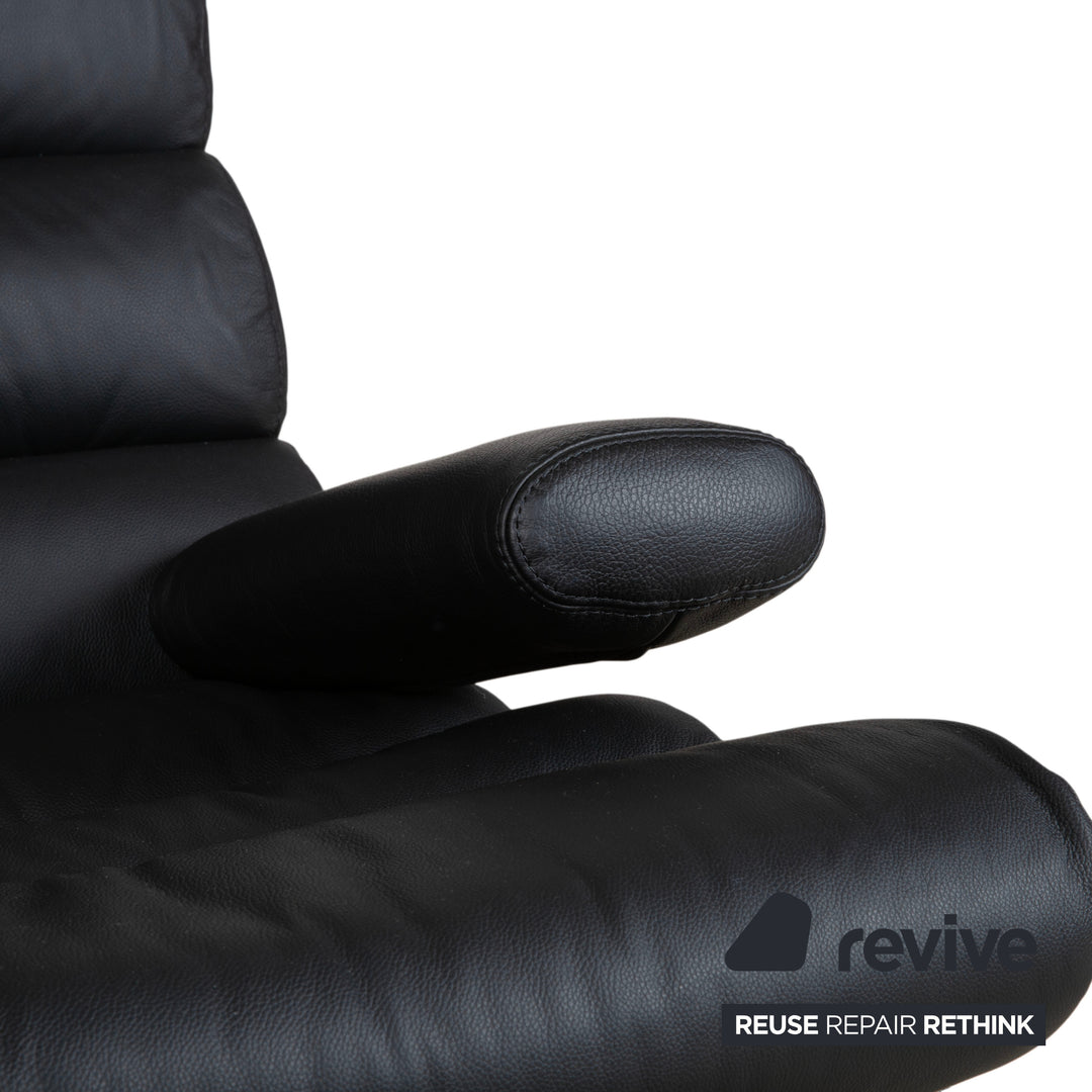 Fauteuil Cor Sinus cuir chromé noir avec pouf, piètement luge, retapissé