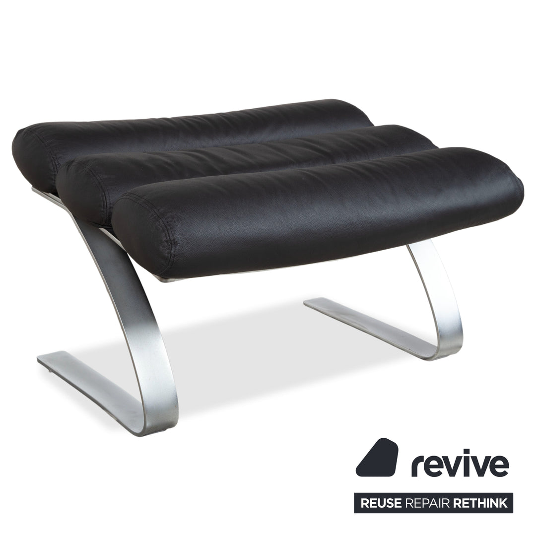 Fauteuil Cor Sinus cuir chromé noir avec pouf, piètement luge, retapissé