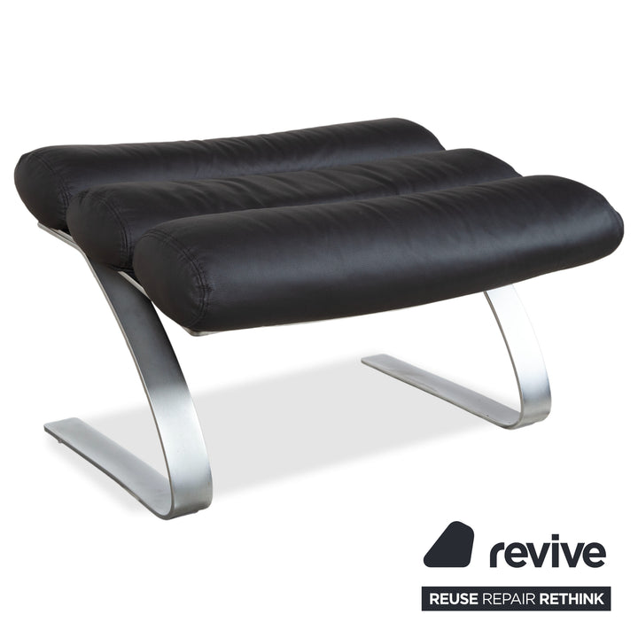 Fauteuil Cor Sinus cuir chromé noir avec pouf, piètement luge, retapissé