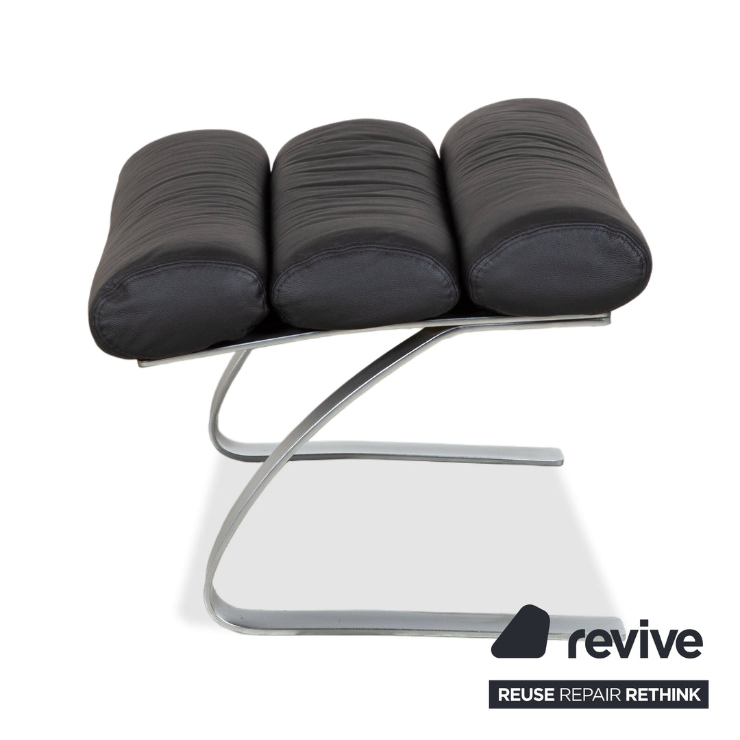 Fauteuil Cor Sinus cuir chromé noir avec pouf, piètement luge, retapissé