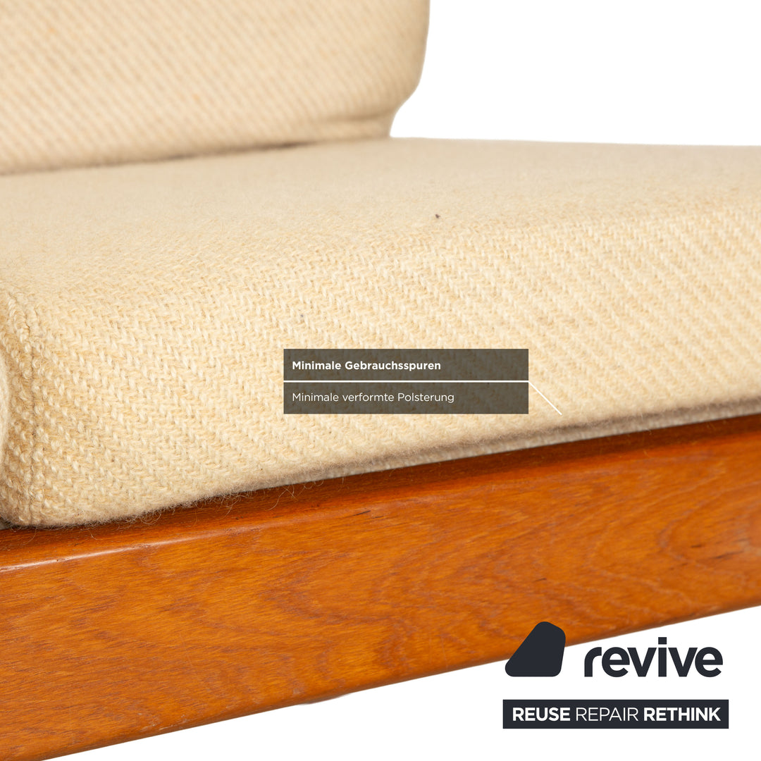 Canapé deux places Dyrlund en bois et tissu marron beige style milieu du siècle