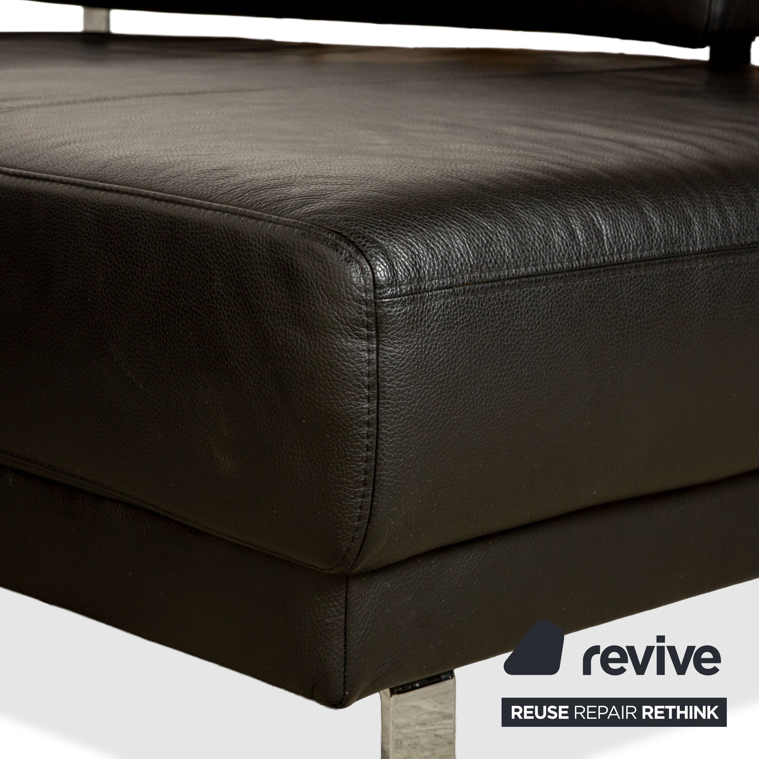 Canapé d'angle en cuir noir Ewald Schillig Brand Face avec méridienne électrique. Canapé droit.