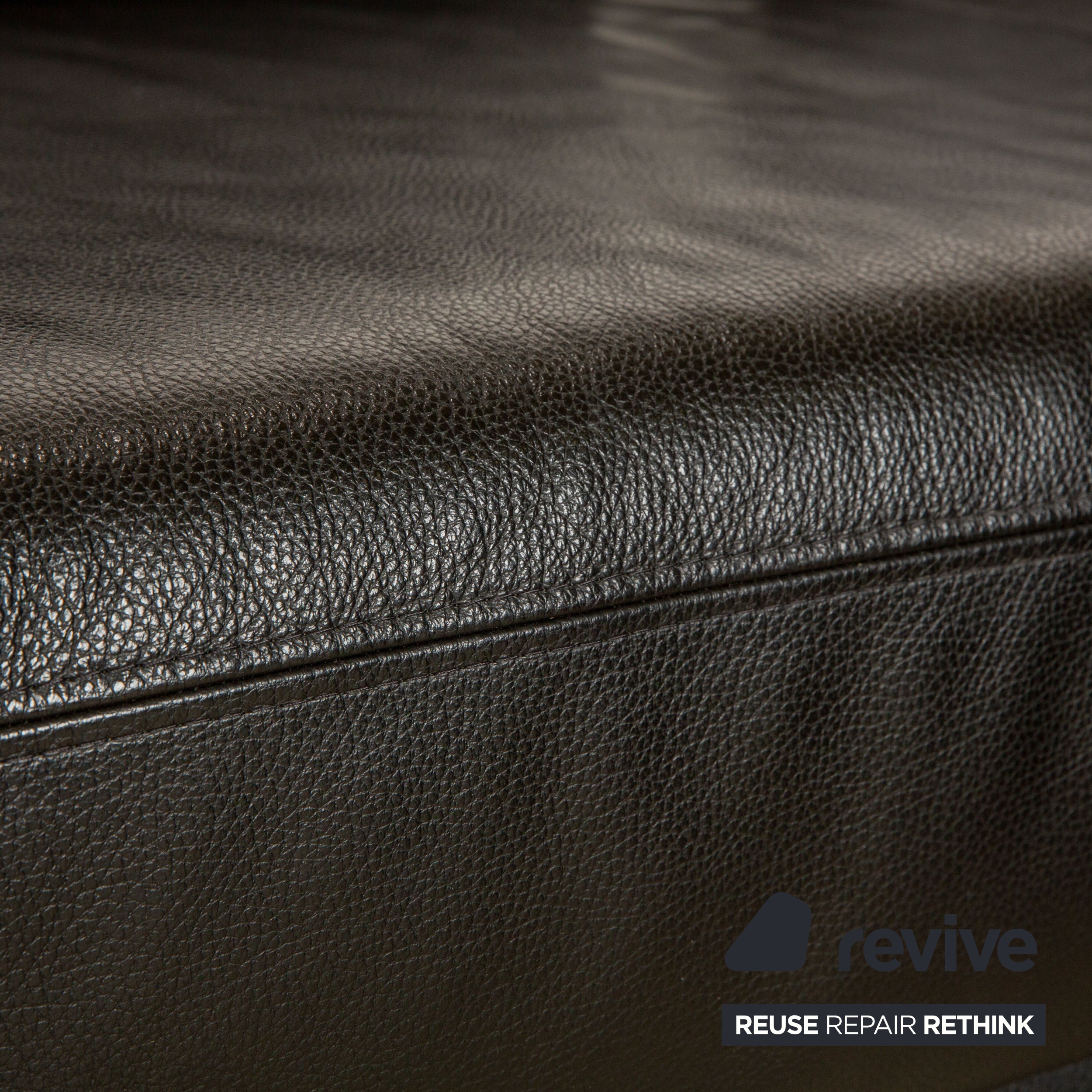 Canapé d'angle en cuir noir Ewald Schillig Brand Face avec méridienne électrique. Canapé droit.