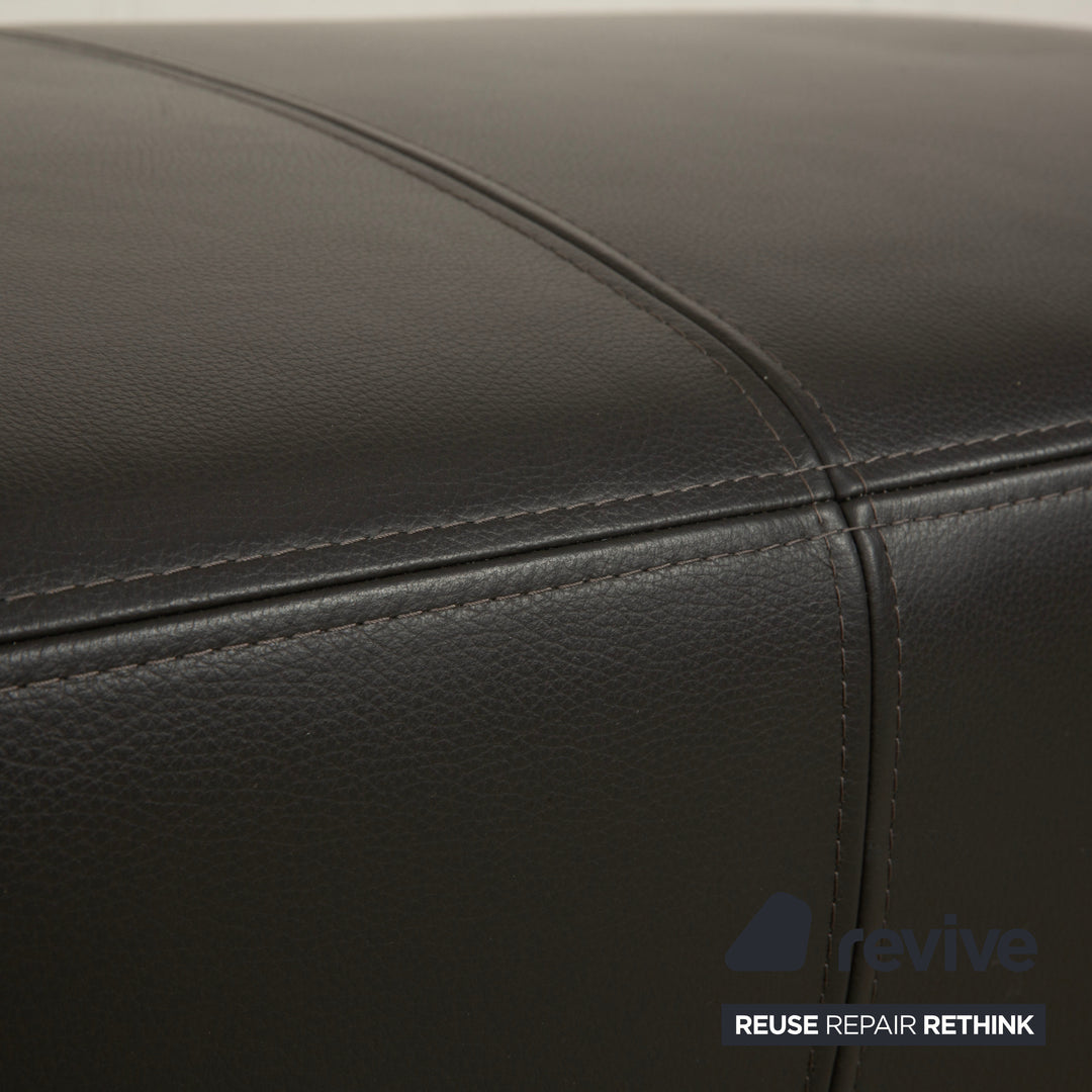 Ewald Schillig Brand Face Leder Hocker Dunkelgrau Schiefer Braun