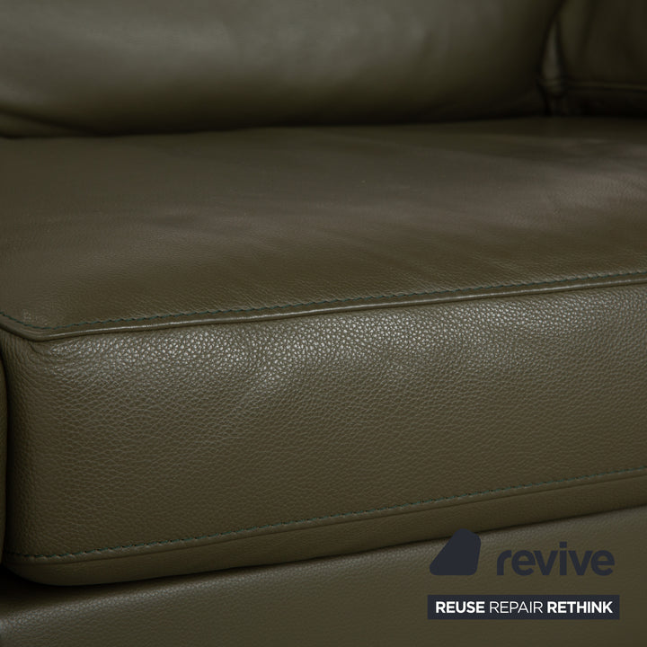 Canapé deux places en cuir vert olive FSM Claro avec fonctions manuelles et électriques