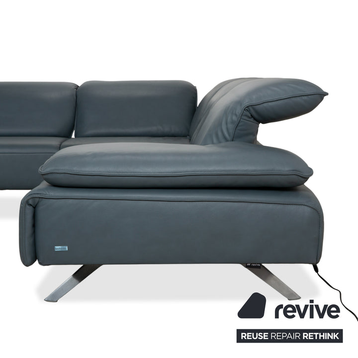 Canapé d'angle en cuir Himolla Biella avec pouf, bleu-gris pétrole, réglage manuel et électrique.