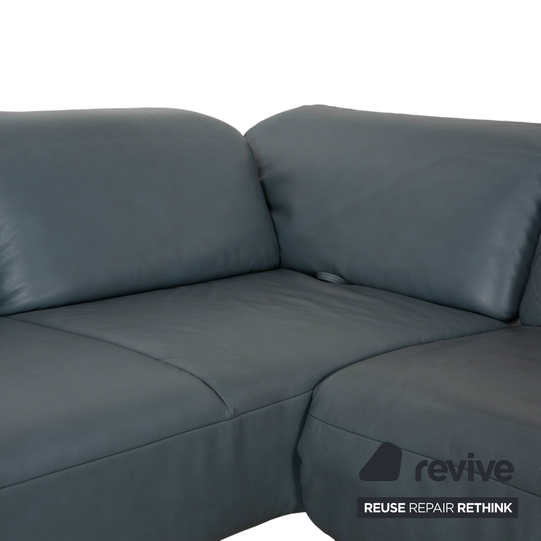 Canapé d'angle en cuir Himolla Biella avec pouf, bleu-gris pétrole, réglage manuel et électrique.