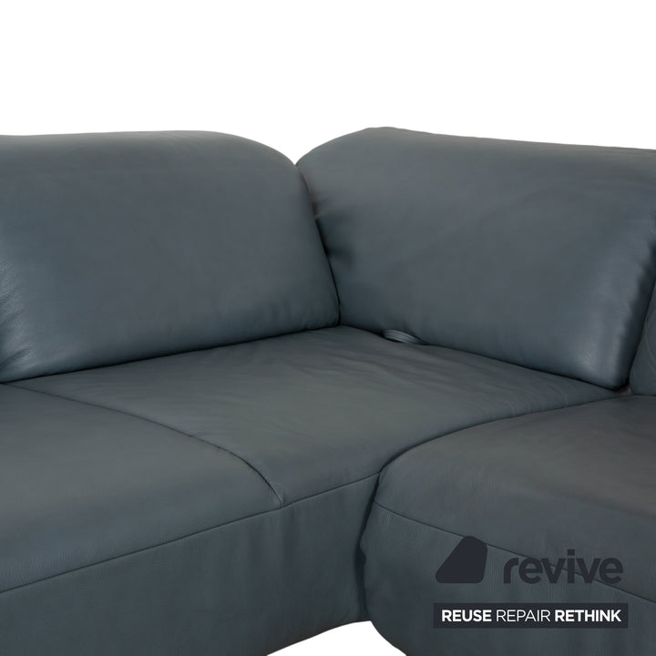 Canapé d'angle en cuir Himolla Biella avec pouf, bleu-gris pétrole, réglage manuel et électrique.