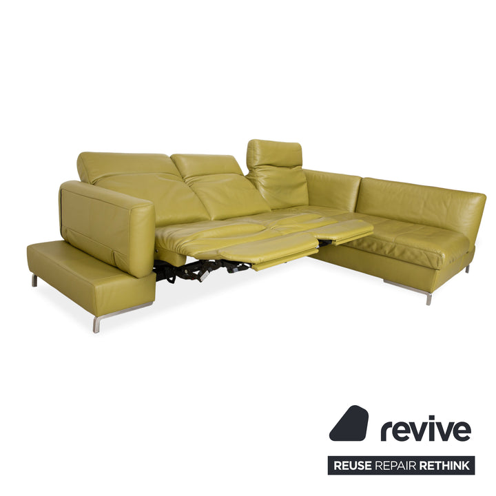 Canapé d'angle en cuir Himolla vert, jaune et vert olive, avec fonctions électriques et manuelles.