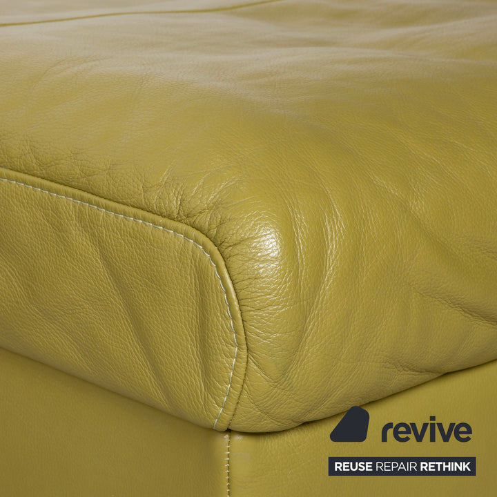 Canapé d'angle en cuir Himolla vert, jaune et vert olive, avec fonctions électriques et manuelles.