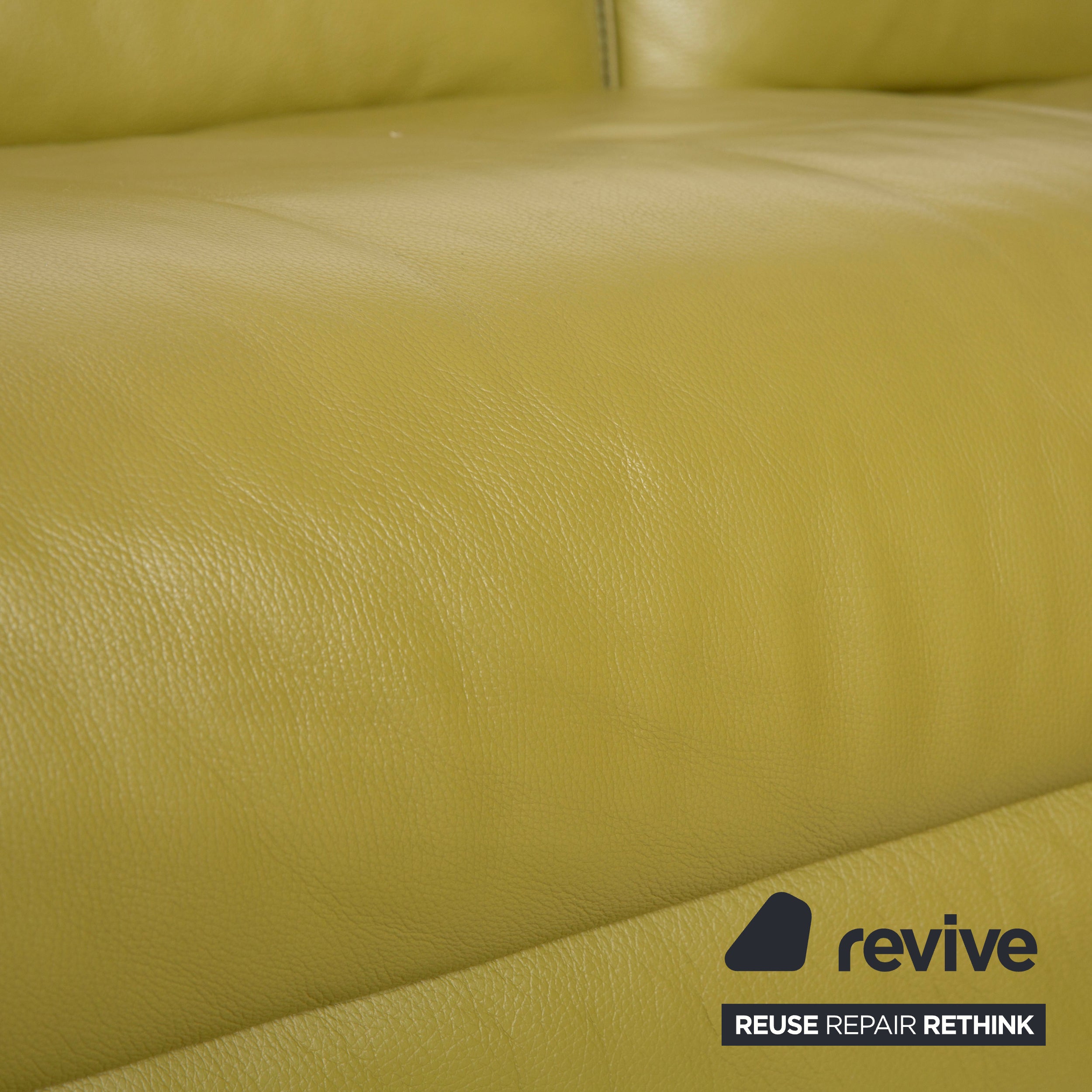 Canapé d'angle en cuir Himolla vert, jaune et vert olive, avec fonctions électriques et manuelles.