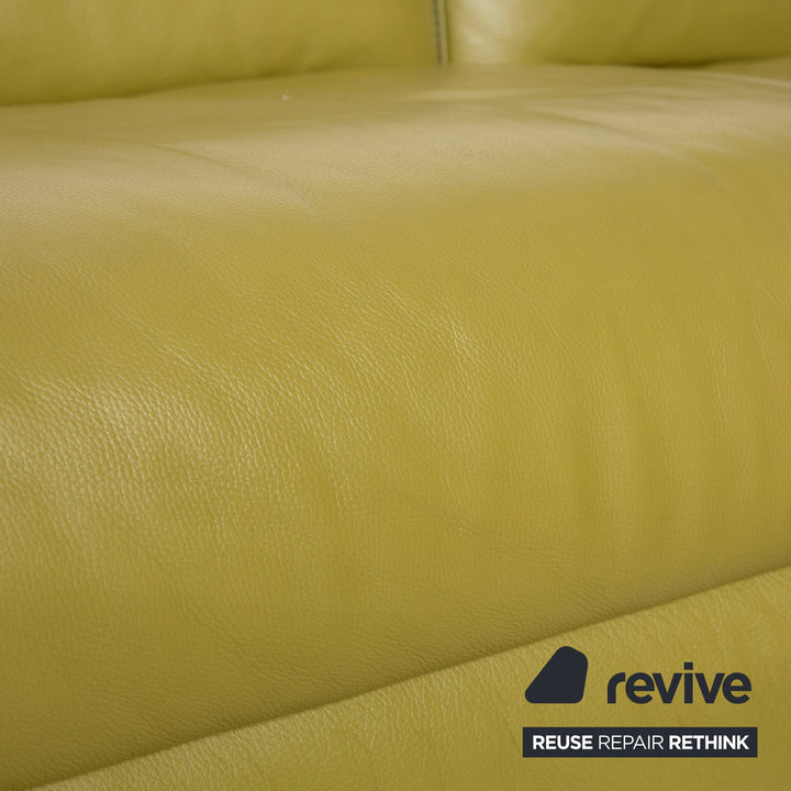 Canapé d'angle en cuir Himolla vert, jaune et vert olive, avec fonctions électriques et manuelles.