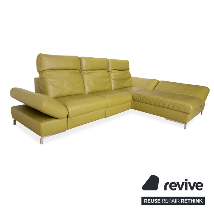 Canapé d'angle en cuir Himolla vert, jaune et vert olive, avec fonctions électriques et manuelles.