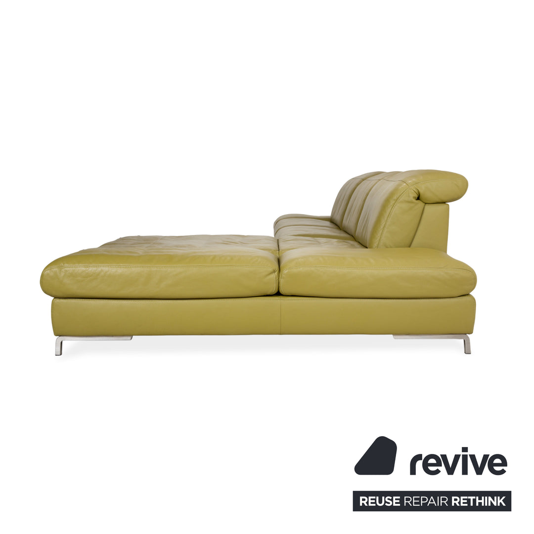 Canapé d'angle en cuir Himolla vert, jaune et vert olive, avec fonctions électriques et manuelles.