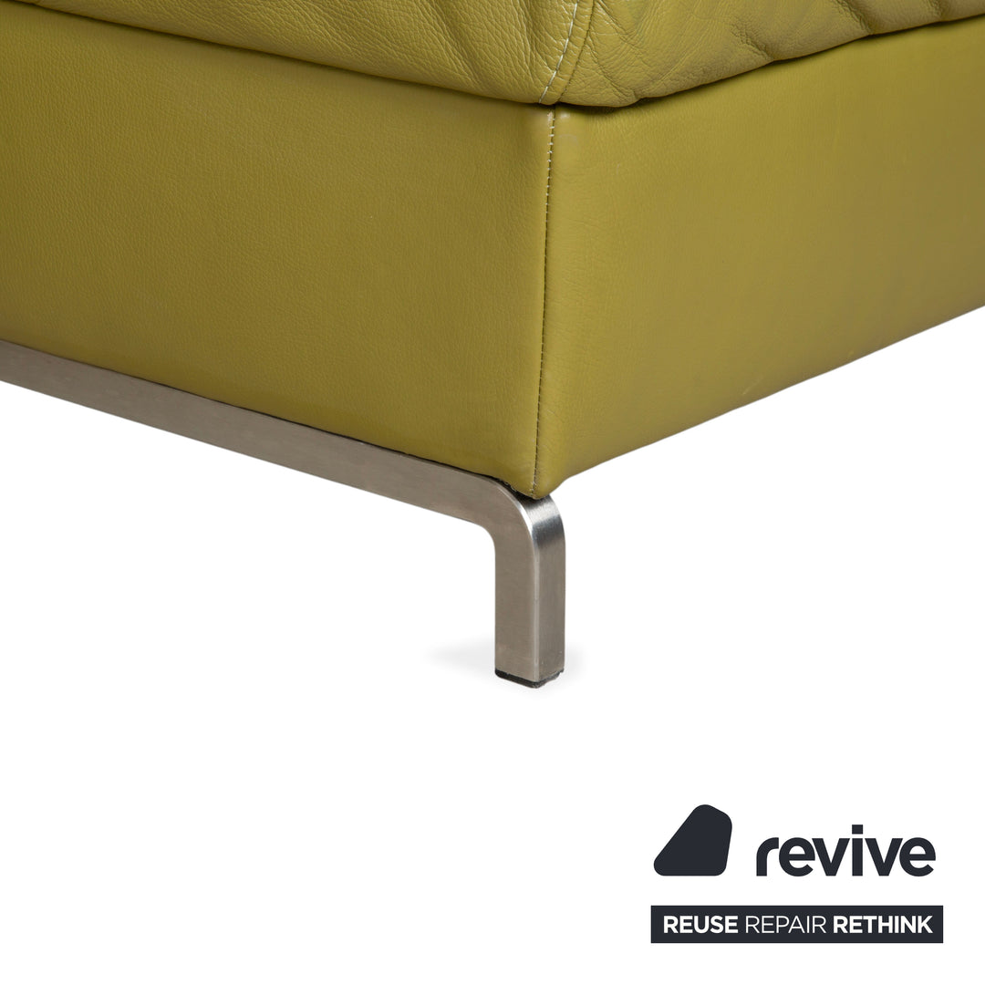 Canapé d'angle en cuir Himolla vert, jaune et vert olive, avec fonctions électriques et manuelles.