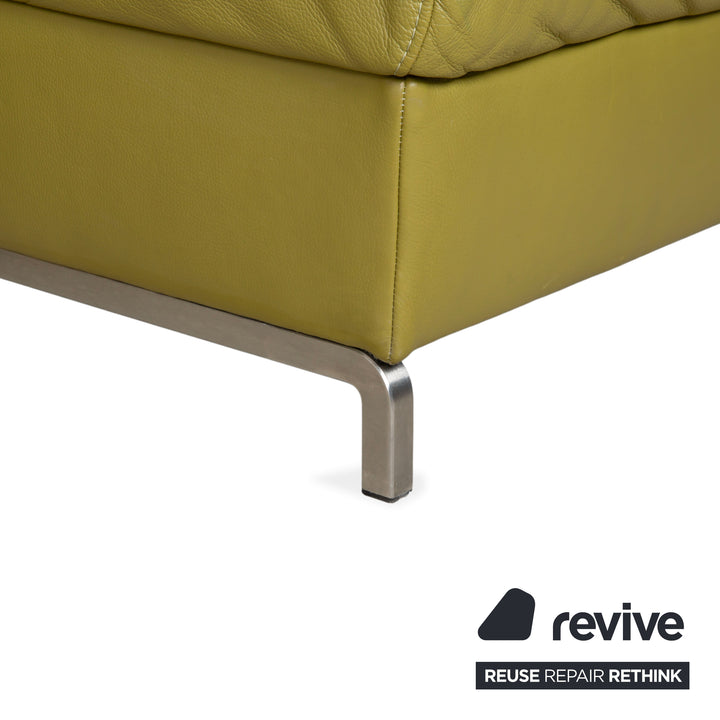 Canapé d'angle en cuir Himolla vert, jaune et vert olive, avec fonctions électriques et manuelles.