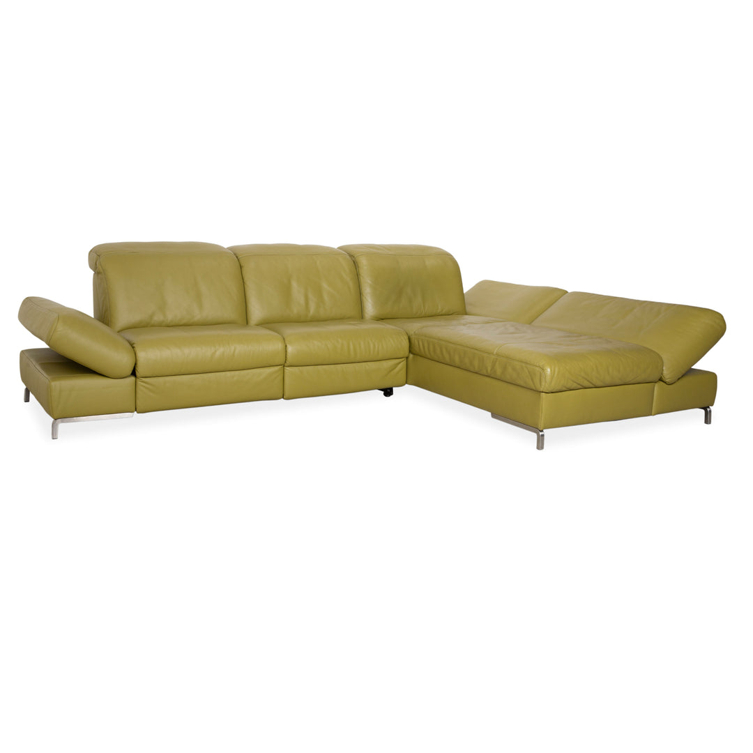 Canapé d'angle en cuir Himolla vert, jaune et vert olive, avec fonctions électriques et manuelles.
