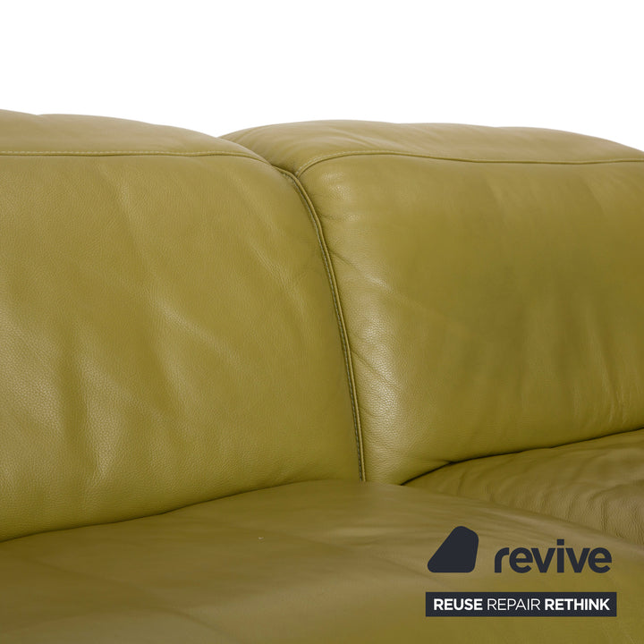 Canapé d'angle en cuir Himolla vert, jaune et vert olive, avec fonctions électriques et manuelles.