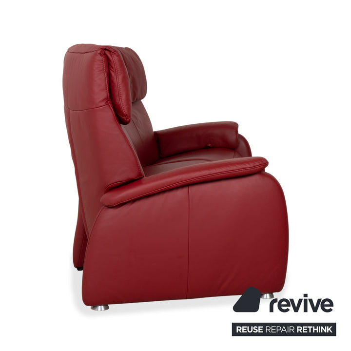 Canapé trois places trapézoïdal Himolla, rouge bordeaux, collection Comfort Master, fonction relax manuelle, étagère de rangement en chêne sauvage