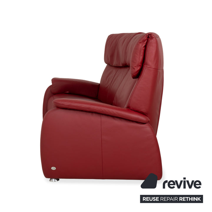 Canapé trois places trapézoïdal Himolla, rouge bordeaux, collection Comfort Master, fonction relax manuelle, étagère de rangement en chêne sauvage