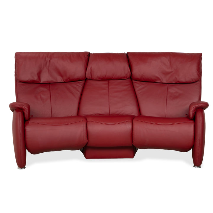 Canapé trois places trapézoïdal Himolla, rouge bordeaux, collection Comfort Master, fonction relax manuelle, étagère de rangement en chêne sauvage