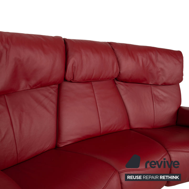 Canapé trois places trapézoïdal Himolla, rouge bordeaux, collection Comfort Master, fonction relax manuelle, étagère de rangement en chêne sauvage