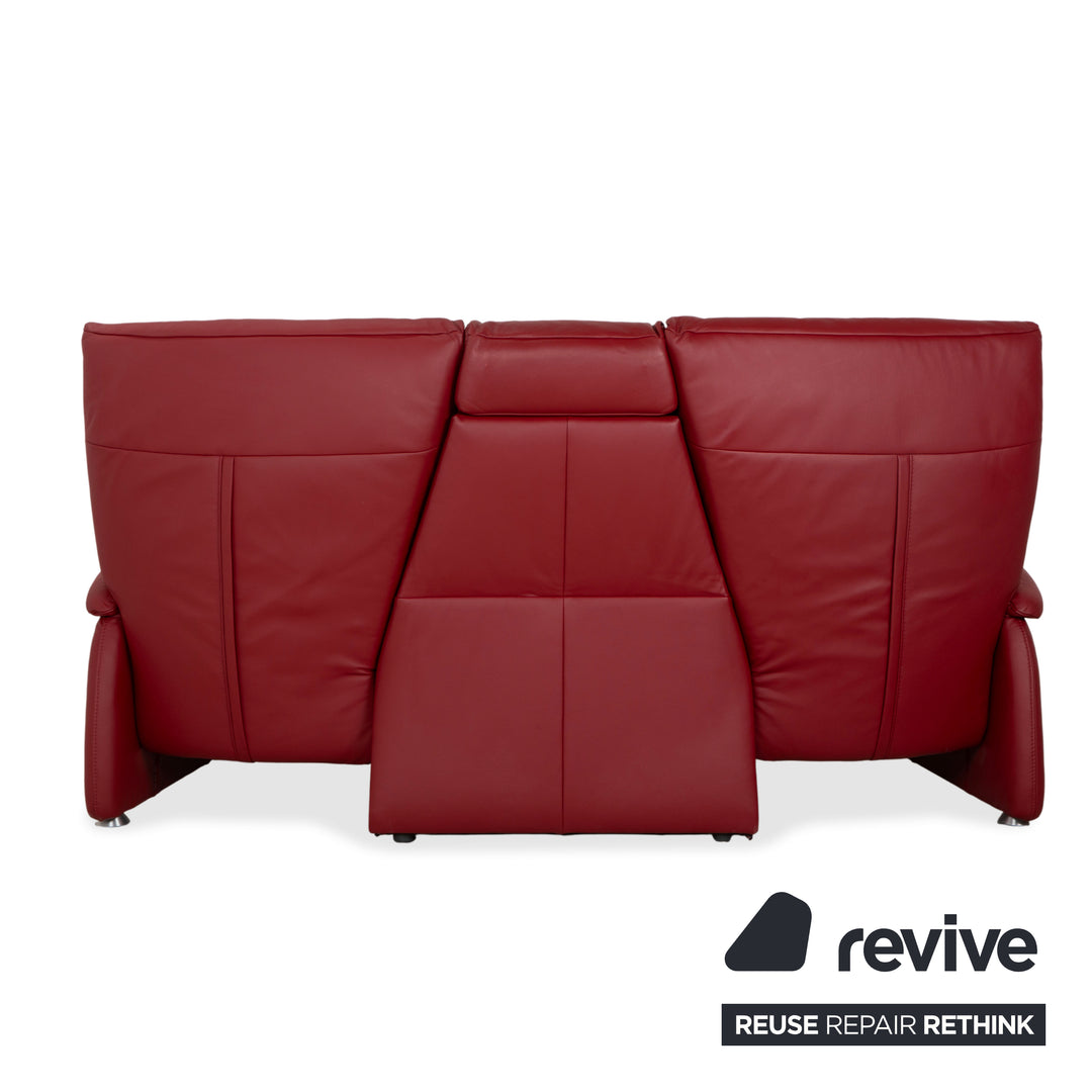 Canapé trois places trapézoïdal Himolla, rouge bordeaux, collection Comfort Master, fonction relax manuelle, étagère de rangement en chêne sauvage