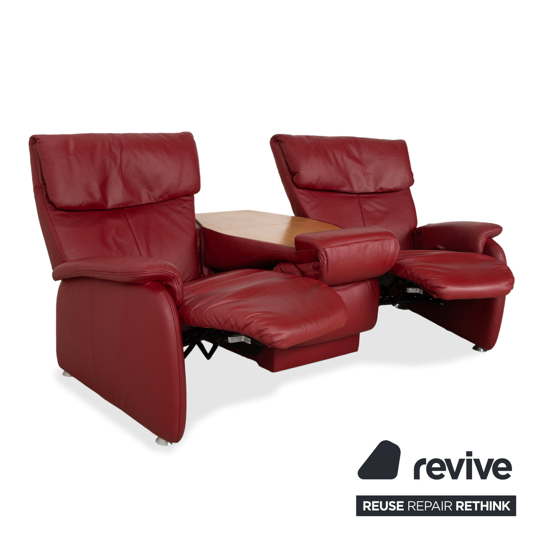 Canapé trois places trapézoïdal Himolla, rouge bordeaux, collection Comfort Master, fonction relax manuelle, étagère de rangement en chêne sauvage