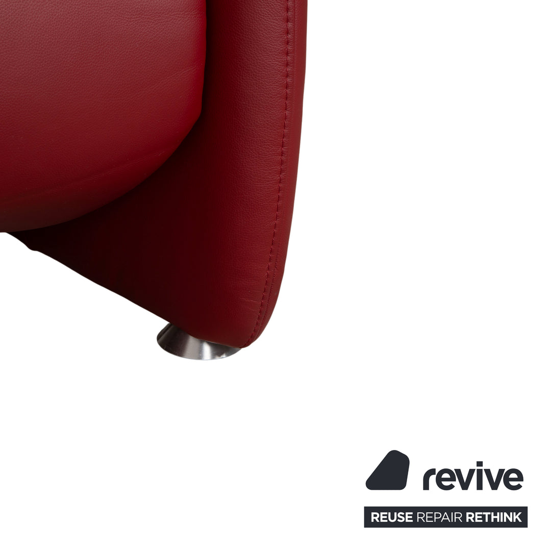 Canapé trois places trapézoïdal Himolla, rouge bordeaux, collection Comfort Master, fonction relax manuelle, étagère de rangement en chêne sauvage