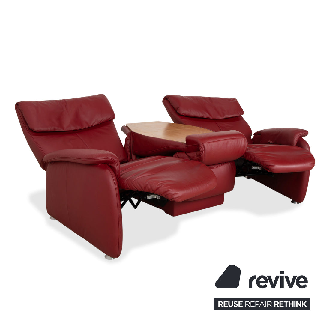Canapé trois places trapézoïdal Himolla, rouge bordeaux, collection Comfort Master, fonction relax manuelle, étagère de rangement en chêne sauvage