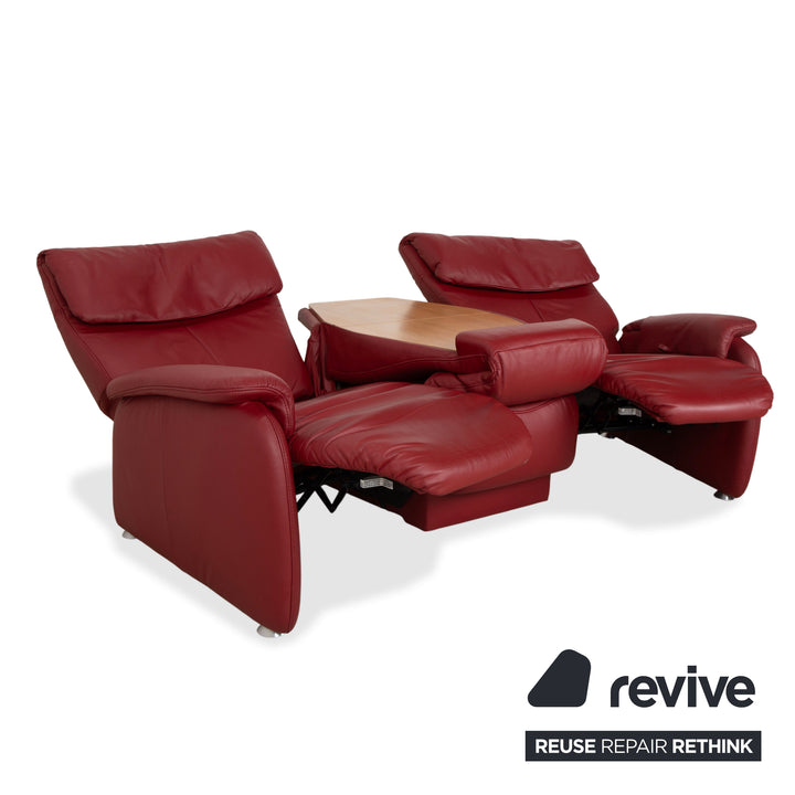 Canapé trois places trapézoïdal Himolla, rouge bordeaux, collection Comfort Master, fonction relax manuelle, étagère de rangement en chêne sauvage