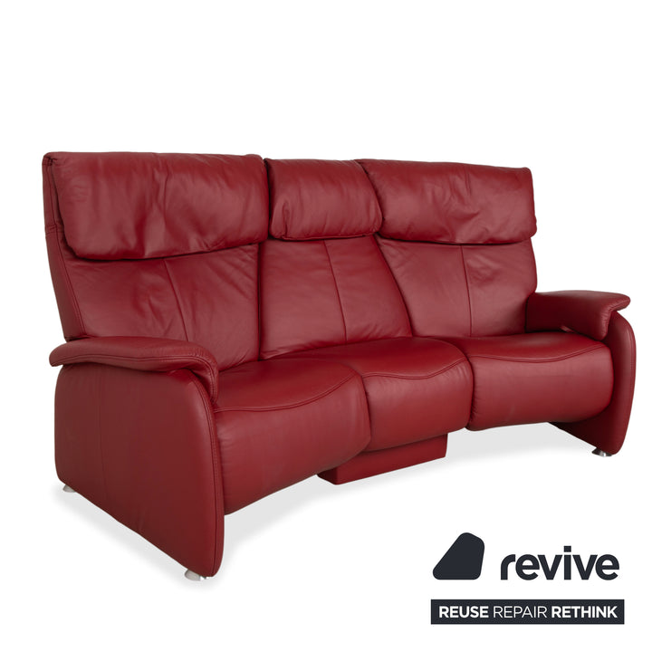 Canapé trois places trapézoïdal Himolla, rouge bordeaux, collection Comfort Master, fonction relax manuelle, étagère de rangement en chêne sauvage