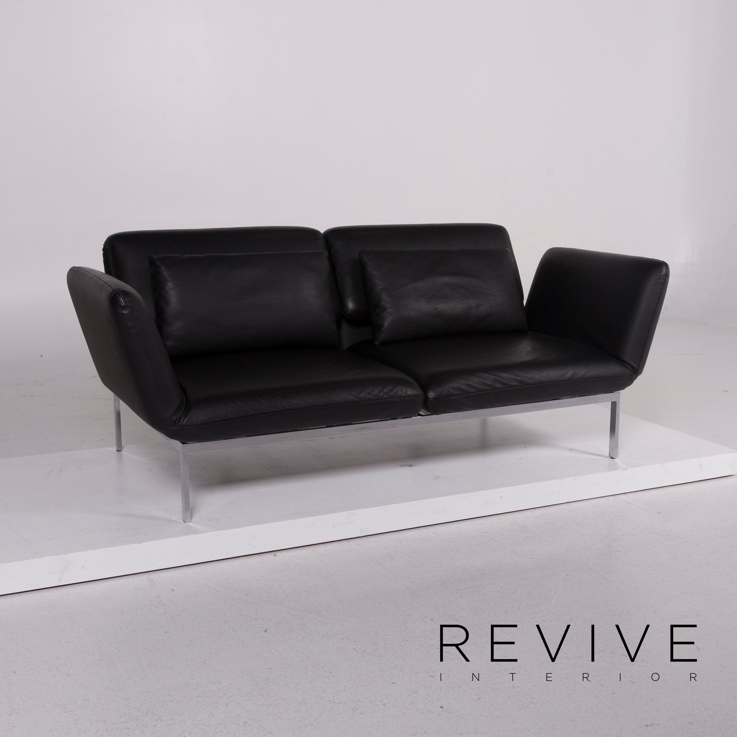 Canapé deux places Brühl Roro Medium en cuir noir avec fonction manuelle