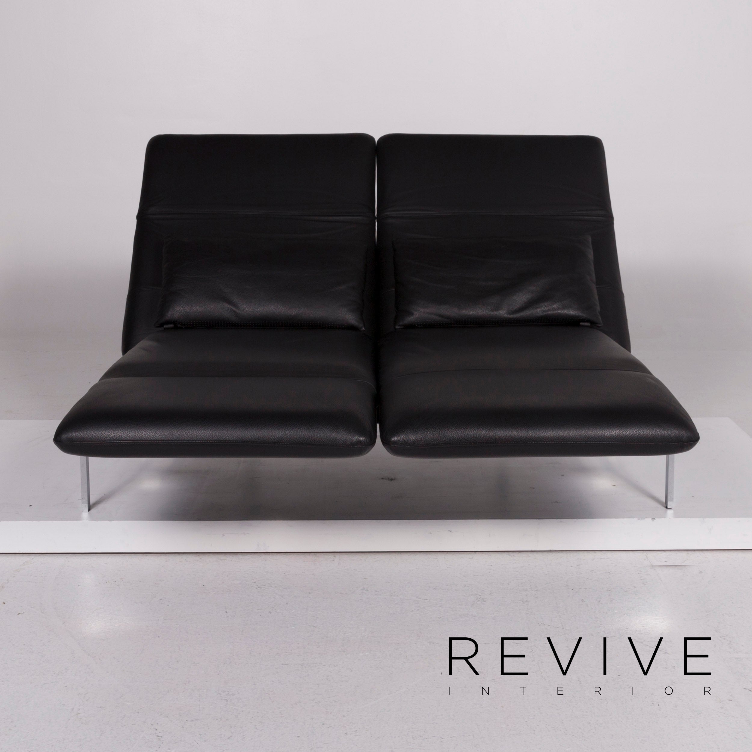 Canapé deux places Brühl Roro Medium en cuir noir avec fonction manuelle