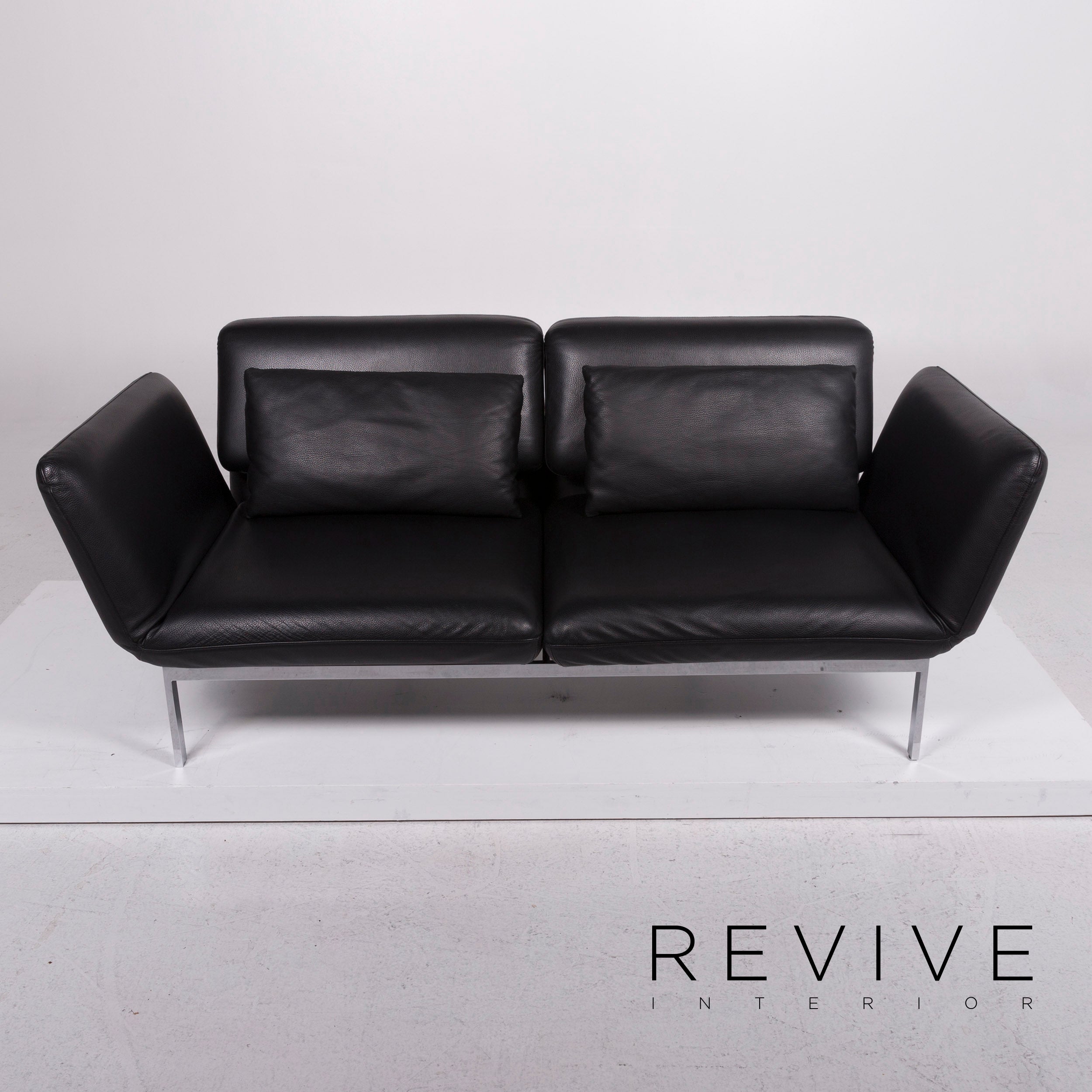 Canapé deux places Brühl Roro Medium en cuir noir avec fonction manuelle