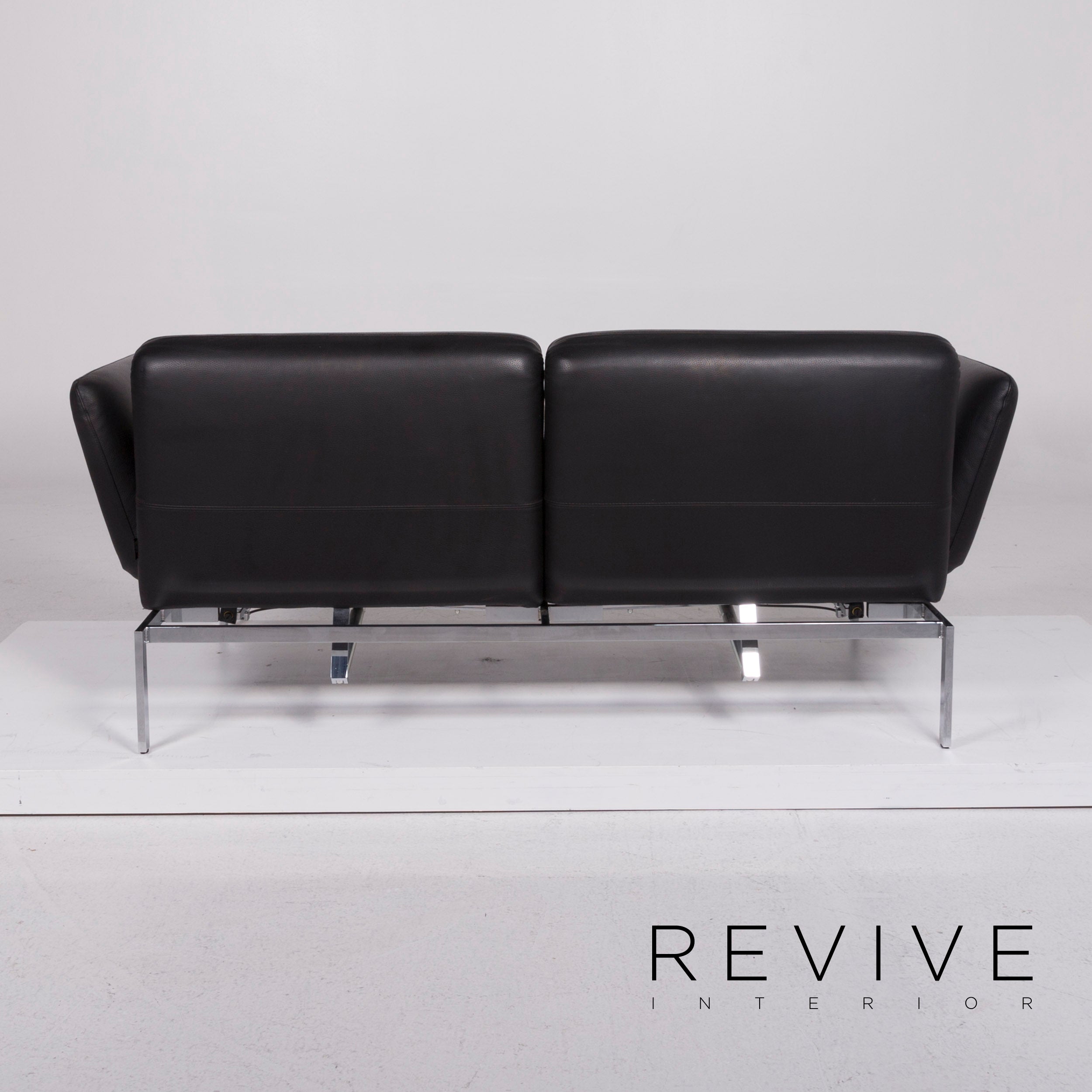 Canapé deux places Brühl Roro Medium en cuir noir avec fonction manuelle